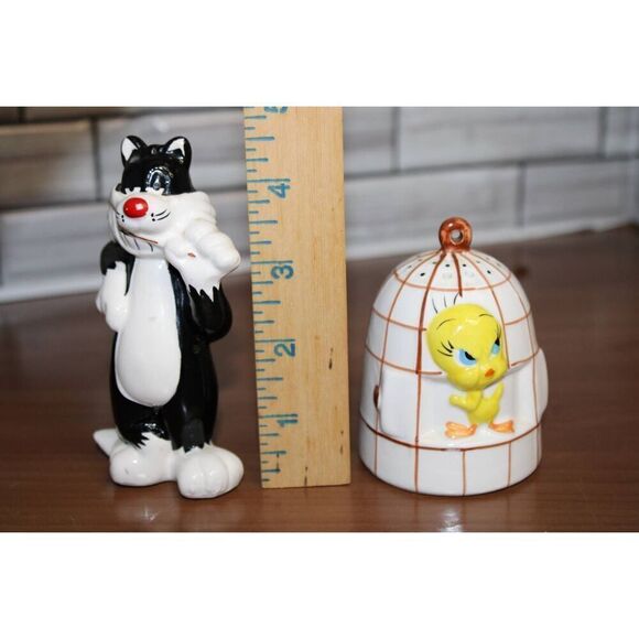 Vintage Warner Bros Tweety and Sylvester Ceramic Salt & Pepper shakers - Picture 6 of 6